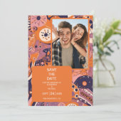 Retro oranje blos roze paars groovy bruiloft save the date (Staand voorkant)