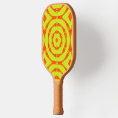 Retro oranje cirkel op geel pickleball paddle (Links)