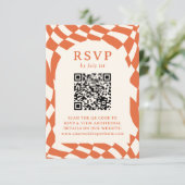 Retro Oranje Schaakbord QR Code Bruiloft RSVP Kaartje (Staand voorkant)