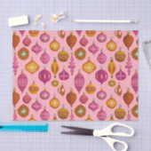 Retro Ornamenten op Roze Kerst Tissuepapier (Craft)