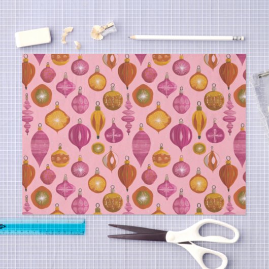Retro Ornamenten op Roze Kerst Tissuepapier (Craft)