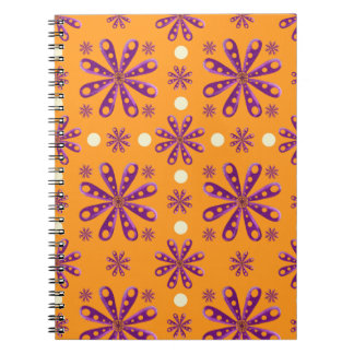 Retro paarse bloemen op oranje achtergrond notitieboek