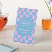 Retro Paarse Checkerboard Custom Couples Douche Reclamebord Met Voetstuk (Insitu)