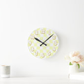 Retro Pastel Geel Wit Wavy Checkerboard Ronde Klok (Huis)
