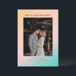 Retro Pastel Gradiënt Merry Married Wedding Foto Feestdagenkaart<br><div class="desc">Retro Zomer Strand Vibes Pastels Gradient Unique Bruiloft Vrolijk en getrouwd Kaart met foto</div>