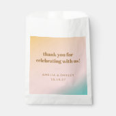 Retro Pastel Gradient Unieke Bruiloft Aangepaste B Bedankzakje (Voorkant)