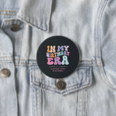 Retro pastel kleurrijke moderne verjaardagstijd ronde button 7,6 cm (In situ)