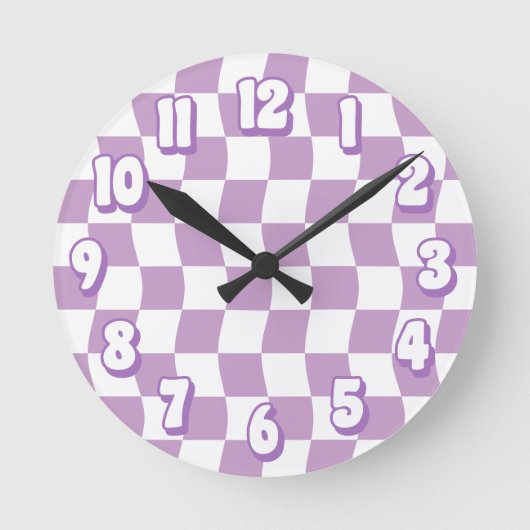 Retro Pastel Paarse Witte Wavy Checkerboard Ronde Klok (Voorkant)