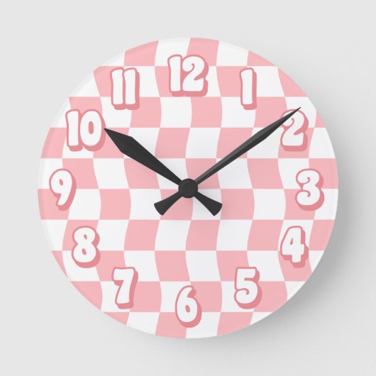 Retro Pastel Roze Wit Wavy Checkerboard Ronde Klok (Voorkant)