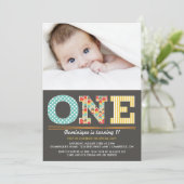 Retro Patronen First Birthday Photo Invitation Kaart (Staand voorkant)