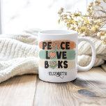 Retro Peace LOVE Books Aangepaste naam Koffiemok<br><div class="desc">Omarm je liefde voor lezen met onze Retro Peace LOVE Books Custom Name Coffee Mok. Deze speelse en levendige mok heeft een retro-ontwerp dat het plezier van boeken viert, met de woorden "Peace", "LOVE" en "Books" weergegeven in gedurfde, groovy lettertypen. Rondom de tekst bevinden zich klassieke retro-elementen zoals vredesborden en...</div>