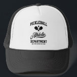 Retro Pickleball Athletic Department Custom Trucker Pet<br><div class="desc">Fun pickleball-pet met gekruiste paddels voor pickleball,  bal- en retro-typografie. Voeg je aangepaste tekst toe aan je eigen personalisatie - teamnaam,  clubnaam,  stad,  stad,  naam van het toernooi,  enz. Maakt het spelen van pickleball nog leuker.</div>