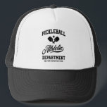 Retro Pickleball Athletic Department Custom Trucker Pet<br><div class="desc">Fun pickleball-pet met gekruiste paddels voor pickleball,  bal- en retro-typografie. Voeg je aangepaste tekst toe aan je eigen personalisatie - teamnaam,  clubnaam,  stad,  stad,  naam van het toernooi,  enz. Maakt het spelen van pickleball nog leuker.</div>