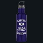 Retro Pickleball Athletic Department Custom Waterfles<br><div class="desc">Hydrate in stijl met deze leuke pickleball-waterfles met gekruiste pickleball-peddels,  bal- en retrotypografie. Voeg je aangepaste tekst toe aan je eigen personalisatie - naam speler,  teamnaam,  clubnaam,  stad,  stad,  naam van het toernooi,  etc. Het maakt een geweldig cadeau voor pickleballspelers,  coaches,  teamgenoten,  enz.</div>