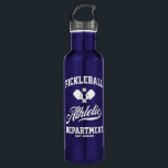 Retro Pickleball Athletic Department Custom Waterfles<br><div class="desc">Hydrate in stijl met deze leuke pickleball-waterfles met gekruiste pickleball-peddels,  bal- en retrotypografie. Voeg je aangepaste tekst toe aan je eigen personalisatie - naam speler,  teamnaam,  clubnaam,  stad,  stad,  naam van het toernooi,  etc. Het maakt een geweldig cadeau voor pickleballspelers,  coaches,  teamgenoten,  enz.</div>