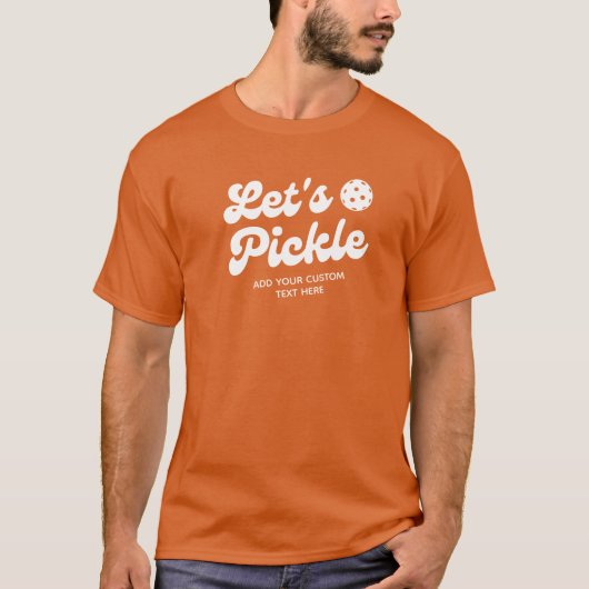 Retro Pickleball laat pickle gepersonaliseerde tek T-shirt (Voorkant)