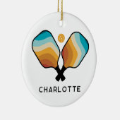 Retro Pickleball Paddles & Ball Aangepaste naam Keramisch Ornament (Rechts)
