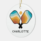 Retro Pickleball Paddles & Ball Aangepaste naam Keramisch Ornament (Links)