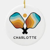 Retro Pickleball Paddles & Ball Aangepaste naam Keramisch Ornament (Achterkant)