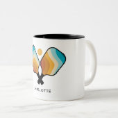 Retro Pickleball Paddles & Ball Aangepaste naam Tweekleurige Koffiemok (Voorkant rechts)