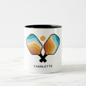 Retro Pickleball Paddles & Ball Aangepaste naam Tweekleurige Koffiemok (Center)