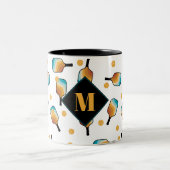 Retro Pickleball Paddles & Ball Patroon Monogram Tweekleurige Koffiemok (Center)