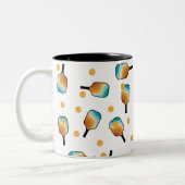 Retro Pickleball Paddles & Ball Patroon Tweekleurige Koffiemok (Links)