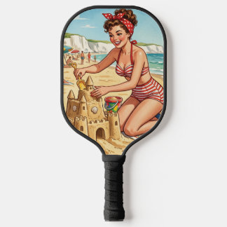 Retro Pin-up Meisje Maakt Zandkasteel Pickleball Paddle