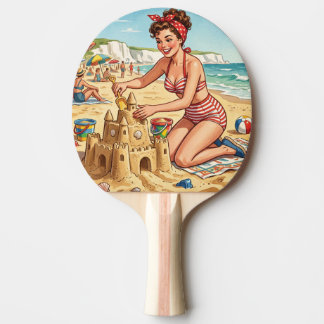 Retro Pin-up Meisje Maakt Zandkasteel Tafeltennisbatje