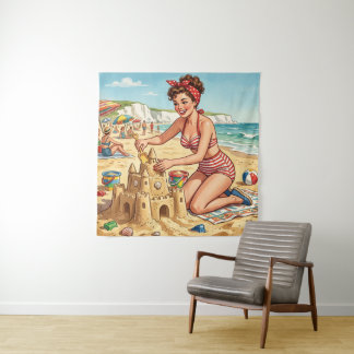 Retro Pin-up Meisje Maakt Zandkasteel Wandkleed