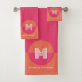 Retro Pink Orange Geometric Modern Monogram Bad Handdoek (Insitu)