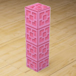 Retro Pink Trellis Wine Gift Box Wijn<br><div class="desc">Voeg overal waar je gaat een scheut van mid-century moderne Palm Springs toe met deze Retro Pink Trellis patroon wijn geschenkdoos. Het werd geïnspireerd door  betonnen briesblokken. De gedeconstrueerde versie van de architectuur uit de jaren '50 geeft een direct designgevoel aan het dagelijks leven.</div>