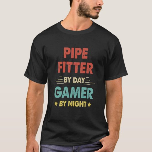 Retro Pipe Fitter By Day Gamer By Night T-shirt (Voorkant)