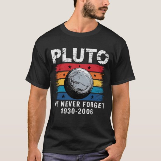 Retro Pluto We Never Forget Recht voor Pluto T-shirt (Voorkant)