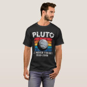 Retro Pluto We Never Forget Recht voor Pluto T-shirt (Voorkant volledig)