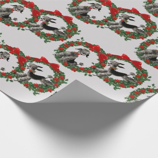 Retro Poodles in Wreaten Kerstmis Cadeaupapier (Hoek)