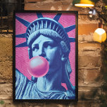 Retro Pop Art Lady Liberty Poster<br><div class="desc">Maak een gedurfde uitspraak met dit pop art-style Statue of Liberty poster, met Lady Liberty die een roze bubblegum bubbel blaast tegen een retro halftoonse hete roze achtergrond. Deze brutale, rebelse draai aan een Amerikaans icoon levert high-impact wandkunst die perfect is voor moderne appartementen, creatieve studio's, slaapzalen of eclectische galerijmuren....</div>