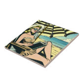 Retro Pop Art Lady op het strand Tegeltje (Zijkant)