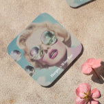 Retro Pop Art Roze en Blauwe Ruimte Vrouw Bier Onderzetter<br><div class="desc">Dit opvallende ontwerp is voorzien van een glamoureuze vrouw in een oversized reflecterende zonnebril, die retro-pop kunstcharme oproept. Met haar brutale roze lippen en golven straalt de esthetiek van de coquette door, terwijl de spiegelende objectieven een kosmische, buitenaardse scène weerspiegelen, die klassieke schoonheid combineert met een futuristische twist. Drijvende bubbels...</div>