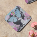 Retro Pop Art Roze en Blauwe Vlinder Bier Onderzetter<br><div class="desc">Dit ontwerp combineert de esthetiek van de koket met een dromerige, retro collage-sfeer. Een opvallende blauwe vlinder rust over het gezicht van een vrouw en voegt mysterie en grilligheid toe, terwijl pasteltinten van roze en lavendelvlinders rondfladderen, waardoor het etherische gevoel wordt versterkt. Levendige bloemen bloeien op de achtergrond en creëren...</div>