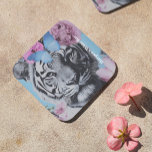Retro Pop Art Tiger en vlinders Collage Bier Onderzetter<br><div class="desc">Verwen uw ruimte met gedurfde elegantie door dit esthetische ontwerp van de kokette. Met een opvallende tijger versierd met zachte bloemen en vlinders, combineert deze retro-geïnspireerde collage felle en delicate elementen. De mix van roze huisaccenten en levendige details creëer een krachtige maar speelse sfeer, ideaal om een uniek tintje aan...</div>