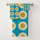 Retro Pop Flowers Pattern Turquoise Gold Bad Handdoek (Insitu)