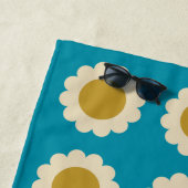 Retro Pop Flowers Pattern Turquoise Personalized Strandlaken (In situ)