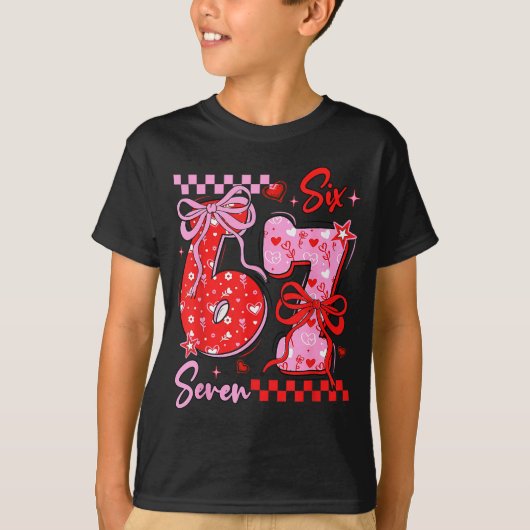 Retro Preppy Coquette Bow 6 7 Six Seven Love Valen T-shirt (Voorkant)