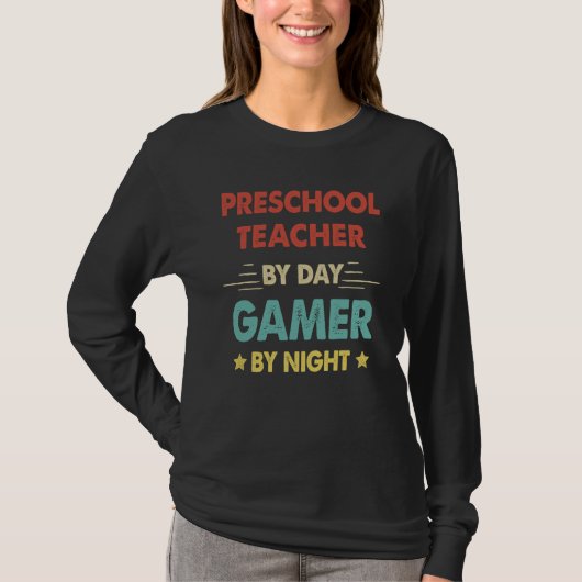 Retro Preschool Teacher By Day Gamer By Night T-shirt (Voorkant)