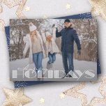 Retro Prettige feestdagen Typografie Kerstfeestdag Feestdagenkaart<br><div class="desc">prettige feestdagen typografie en uw favoriete foto met uw namen en groet in het hoofdletterschrift op de achterkant. *VERANDERT DE KLEUR op de rug van de kaart om uw foto aan te passen. Selecteer Steen voor zwaarste document en High Definition voor de beste fotokwaliteit.</div>
