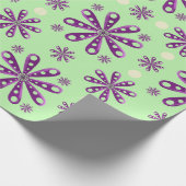 Retro Purple Flowers on Green Background Cadeaupapier (Hoek)