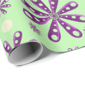 Retro Purple Flowers on Green Background Cadeaupapier (Rol Hoek)