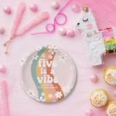 Retro Rainbow Five is een Vibe Daisy 5th Birthday Papieren Bordje (Feest)