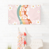 Retro Rainbow Five is een Vibe Daisy 5TH verjaarda Spandoek (Insitu)